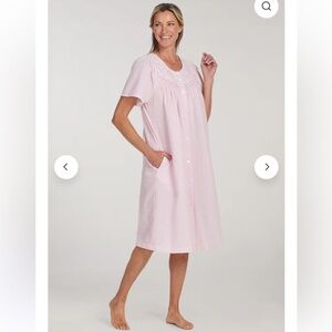 Miss Elaine Pink Embroidered Seersucker Short Robe with Pockets Snap Closure Med